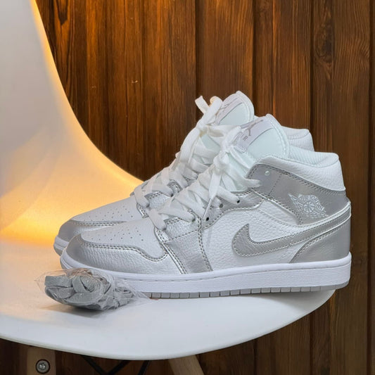 Air Jordan 1 Retro Mid Plateado