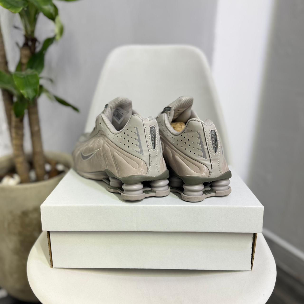 Nike Shox R4 - Off Club