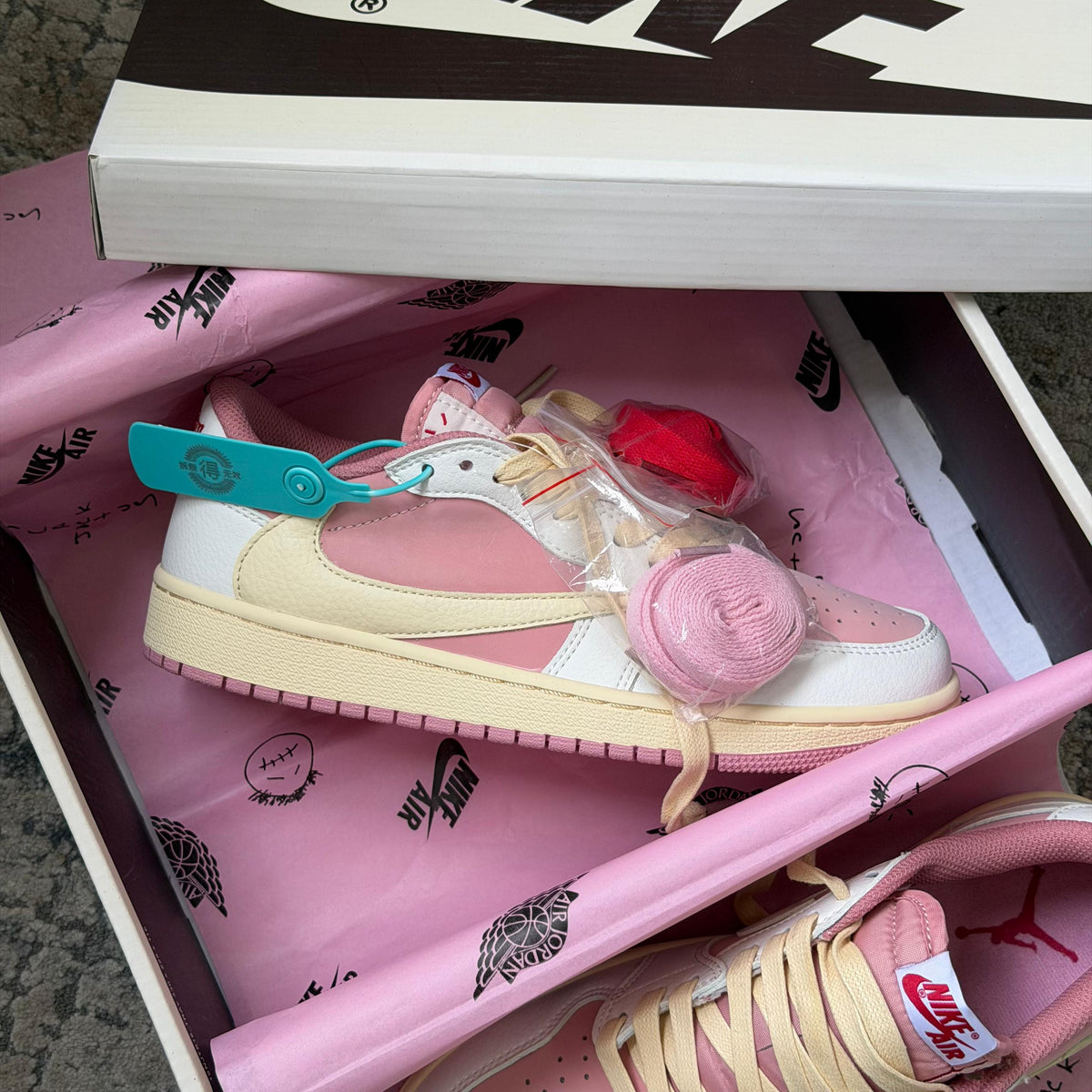 Air Jordan 1 Low OG x Travis Scott Shy Pink