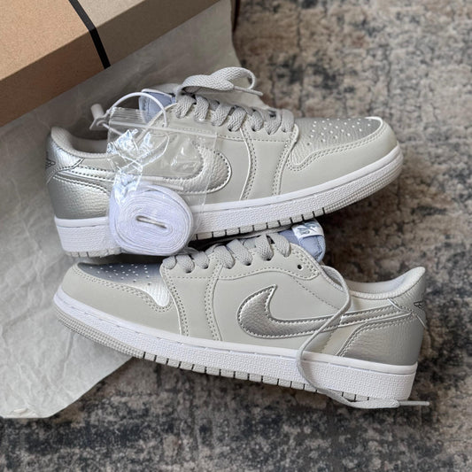 Air Jordan 1 Retro Low OG Metallic Silver - Off Club