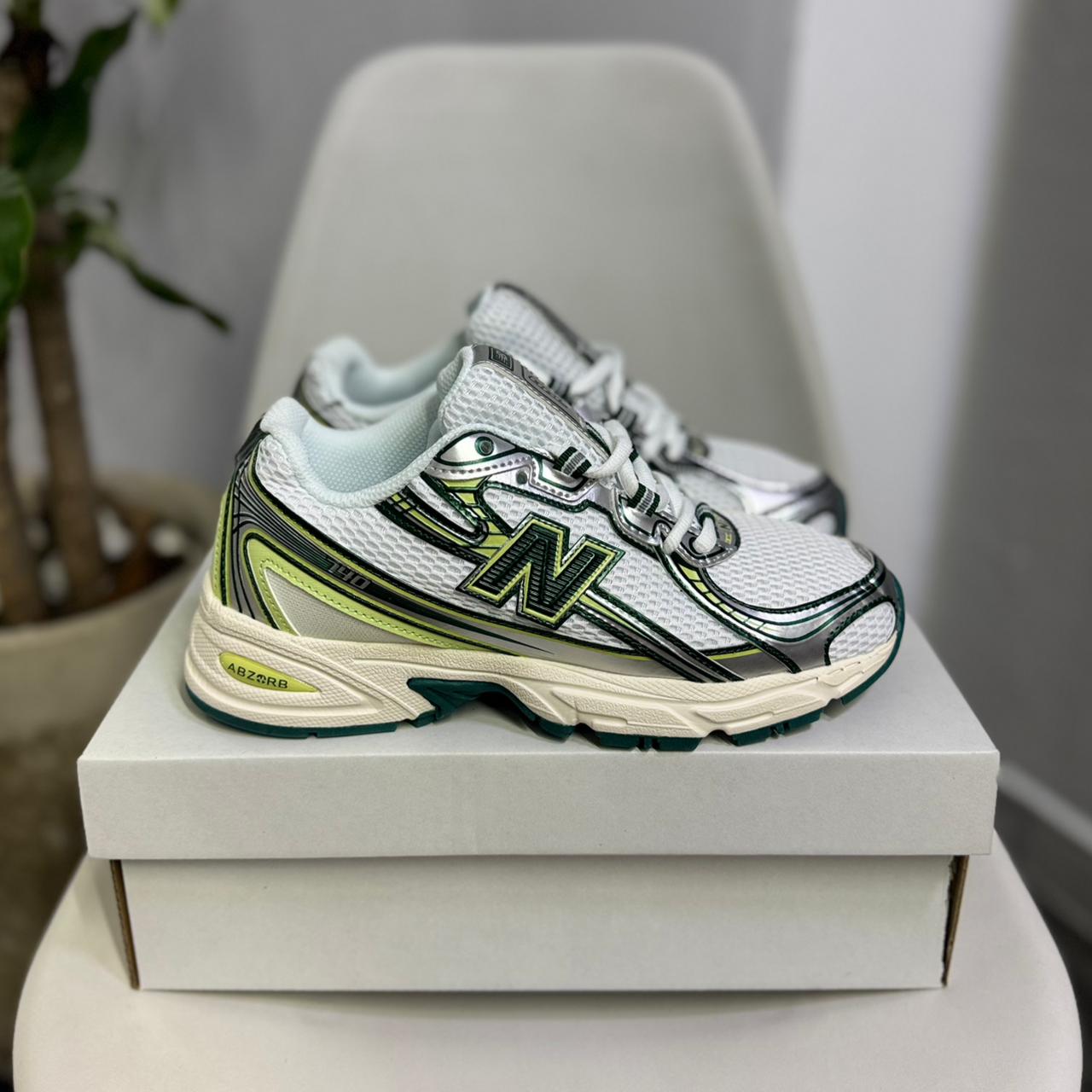 New Balance 740 - Off Club