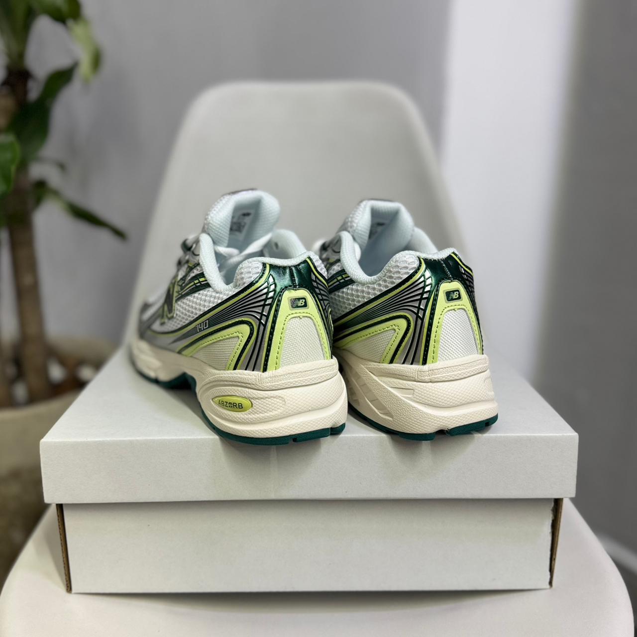 New Balance 740 - Off Club