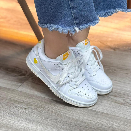 Nike Sb Dunk Low Yellow Heart - Off Club