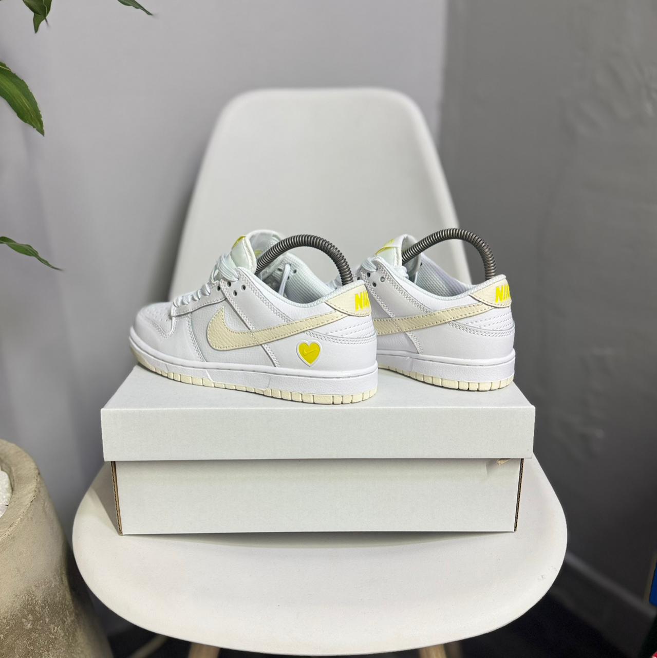 Nike Sb Dunk Low Yellow Heart - Off Club