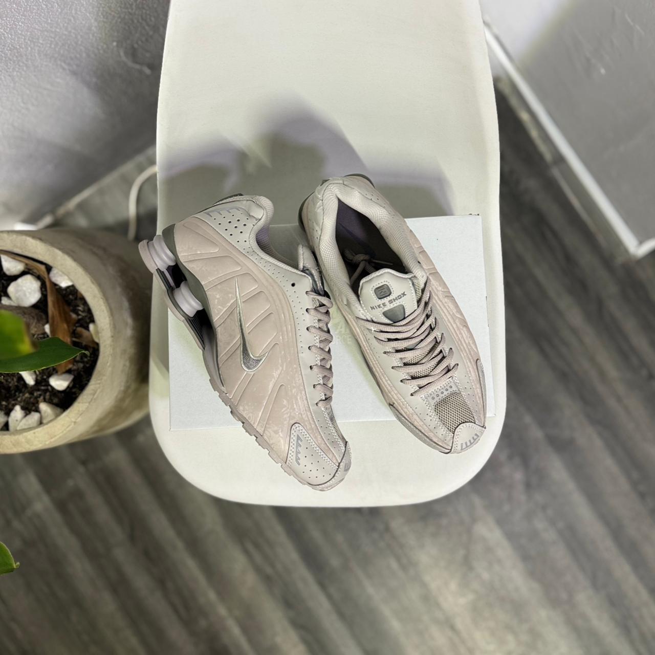 Nike Shox R4 - Off Club