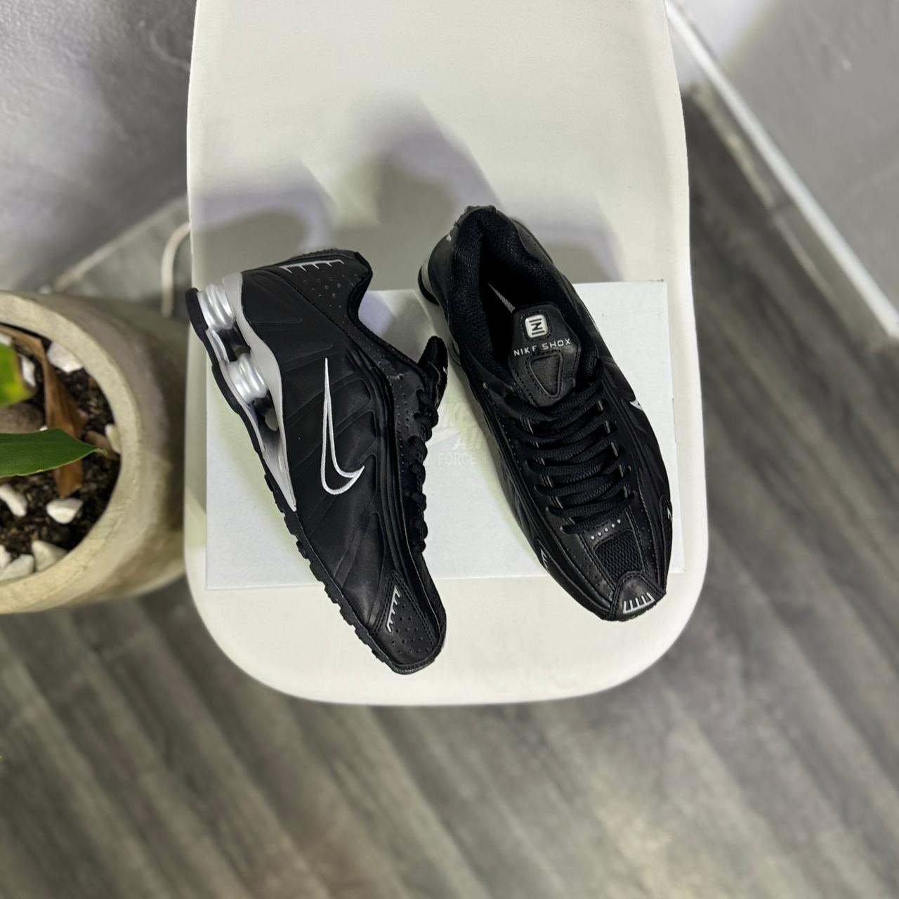 Nike Shox R4 - Off Club