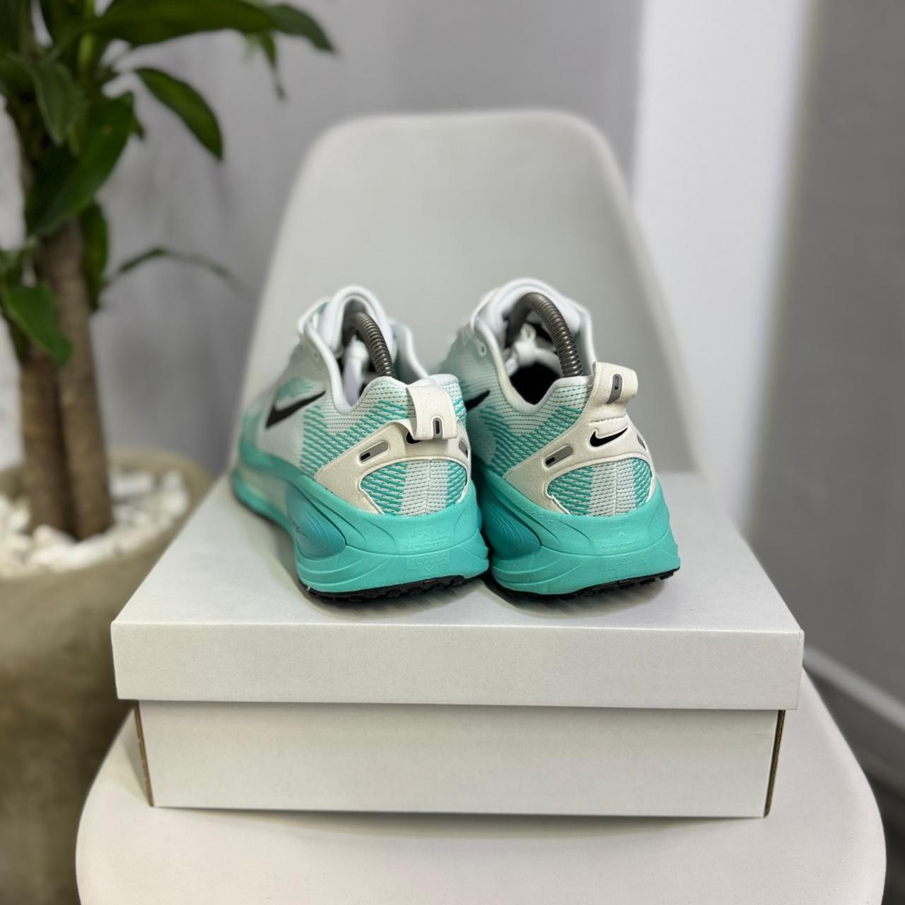 Nike Vomero 18 - Off Club