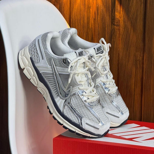 Nike Zoom Vomero 5 - Off Club